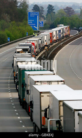 Ein Blick auf Lastwagen auf der M20 bei Ashford in Kent, da die Operation Stack aufgrund eines französischen Fischerstreiks außerhalb des Hafens von Calais in Frankreich durchgesetzt wird. Stockfoto