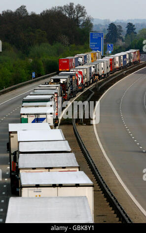 Ein Blick auf Lastwagen auf der M20 bei Ashford in Kent, da die Operation Stack aufgrund eines französischen Fischerstreiks außerhalb des Hafens von Calais in Frankreich durchgesetzt wird. Stockfoto