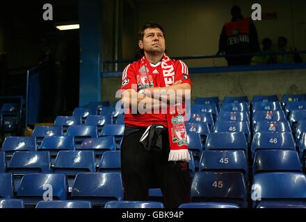 Fußball - UEFA Champions League - Viertelfinale - zweite Etappe - Chelsea gegen Liverpool - Stamford Bridge. Ein niedergestandene Liverpool-Fan steht nach dem Schlusspfiff allein in der Tribüne Stockfoto