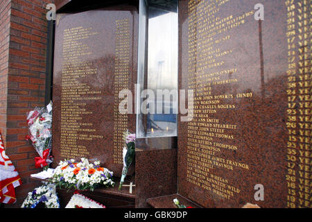 Die Namen und das Alter der Verstorbenen, geschrieben auf dem Hillsborough Memorial. Liverpool wird heute zum 20. Jahrestag der Hillsborough-Katastrophe, bei der 96 Fußballfans ums Leben kamen, zum Stillstand kommen. Stockfoto