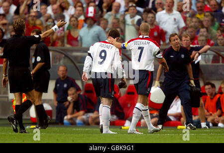 Fußball - UEFA-Europameisterschaft 2004 - Viertelfinale - Portugal gegen England. Der englische Wayne Rooney wird von Kapitän David Beckham getröstet, nachdem er verletzt weggehen musste Stockfoto