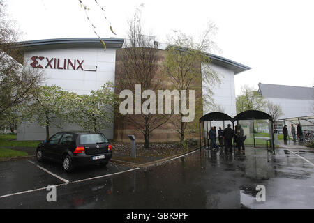 Mitarbeiter von Xilinx außerhalb des Werks in Citywest, Dublin, nachdem sich herausstellte, dass mehr als ein Viertel der Belegschaft am europäischen Hauptsitz in Dublin beschäftigt sein wird. Stockfoto