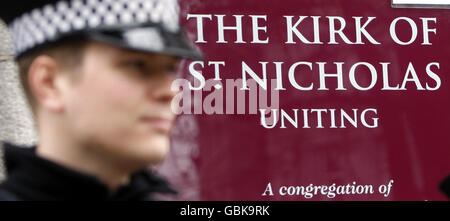 Ein Polizist im Kirk of St. Nicholas, der sich in Aberdeen vor einem Gedenkgottesdienst für sechzehn Männer vereinigte, die beim Absturz ihres Hubschraubers in der Nordsee ums Leben kamen. Stockfoto