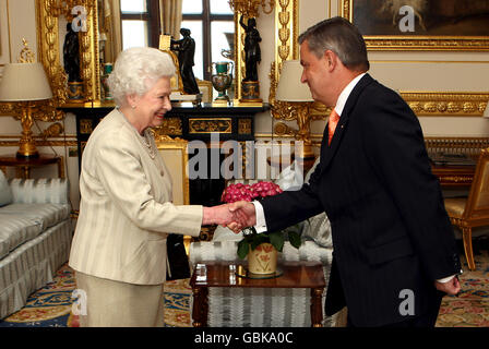 Die britische Königin Elizabeth II. Hält eine Audienz mit dem Gouverneur von South Australia Kevin Manar in Windsor Castle, Berkshire. Stockfoto