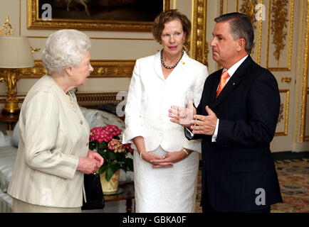 Die britische Königin Elizabeth II. Hält eine Audienz mit dem Gouverneur von South Australia Kevin Mange und Mrs Elizabeth Mange in Windsor Castle, Berkshire. Stockfoto