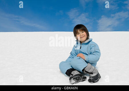 Kind im Schnee Stockfoto