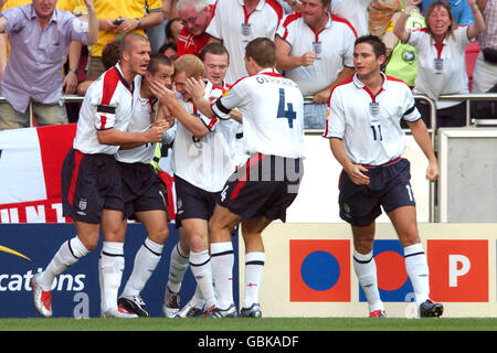 Fußball - UEFA-Europameisterschaft 2004 - Viertelfinale - Portugal gegen England. Die Engländer David Beckham, Frank Lampard, Wayne Rooney, Paul Scholes und Steven Gerrard gratulieren Michael Owen zu seinem Eröffnungziel Stockfoto