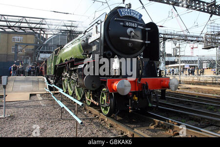 Die Peppercorn-Baureihe A1 60163 Tornado, die erste seit fast 50 Jahren in Großbritannien gebaute Dampflok, verlässt den Londoner Bahnhof King's Cross und bringt den Yorkshire Pullman-Service. Stockfoto