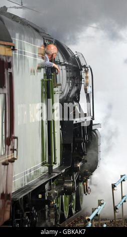 Die Peppercorn-Baureihe A1 60163 Tornado, die erste seit fast 50 Jahren in Großbritannien gebaute Dampflok, verlässt den Londoner Bahnhof King's Cross und bringt den Yorkshire Pullman-Service. Stockfoto