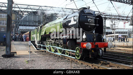 Die Peppercorn-Baureihe A1 60163 Tornado, die erste seit fast 50 Jahren in Großbritannien gebaute Dampflok, verlässt den Londoner Bahnhof King's Cross und bringt den Yorkshire Pullman-Service. Stockfoto