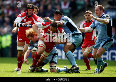 Gloucester Gareth Delve wird von Paul Tito und Taufa'AO Filise aus Cardiff während des EDF Energy Trophy Final in Twickenham, London, angegangen. Stockfoto