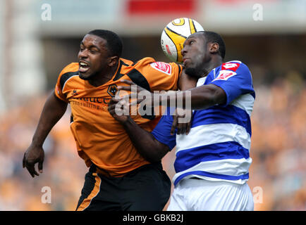 Wolverhampton Wanderers' Sylvan Ebanks-Blake spielt beim Coca-Cola Championship-Spiel im Molineux Stadium in Wolverhampton mit Damion Stewart der Queens Park Rangers für den Ball. Stockfoto