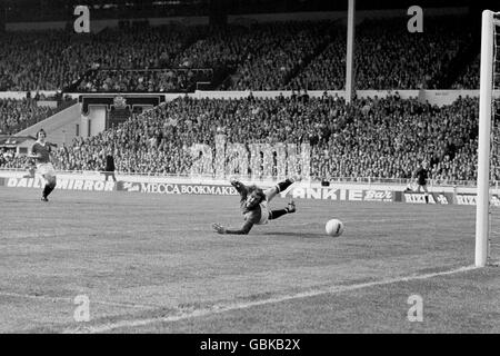 Manchester United Torwart Alex Stepney (r) wird von Southampton Siegtreffer geschlagen, der von Bobby Stokes (aus dem Bild) Stockfoto