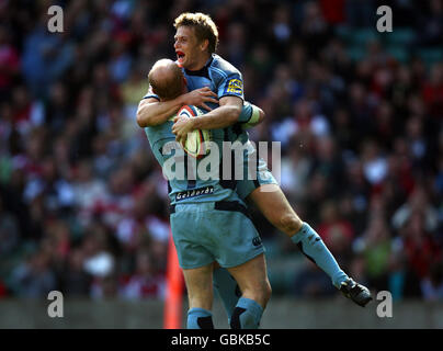 Ben Blair aus Cardiff feiert seinen ersten Versuch mit Martyn Williams beim EDF Energy Trophy Final in Twickenham, London. Stockfoto