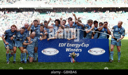 Cardiff feiert nach ihrem Sieg über Gloucester beim EDF Energy Trophy Final in Twickenham, London. Stockfoto