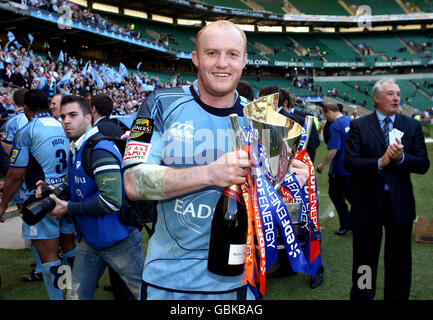 Martyn Williams feiert mit dem Cup nach Cardiff's Sieg über Gloucester während des EDF Energy Trophy Final Match in Twickenham, London. Stockfoto