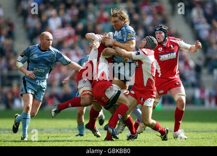 Andy Powell aus Cardiff Gerät während des EDF Energy Trophy Final in Twickenham, London, in das Tackle von Andy Hazell aus Gloucester. Stockfoto