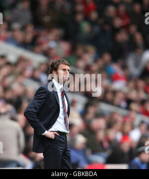 Middlesbrough-Manager Gareth Southgate schaut während des Barclays Premier League-Spiels im Riverside Stadium, Middlesbrough, auf. Stockfoto