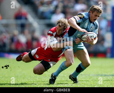 Ben Blair aus Cardiff wird von James Simpson- Daniel aus Gloucester während des EDF Energy Trophy Final in Twickenham, London, angegangen. Stockfoto