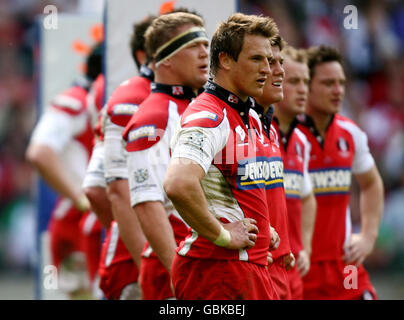 Matthew Watkins von Gloucester steht mit seinen Teamkollegen während des EDF Energy Trophy Final-Spiels in Twickenham, London, unbeirrrrriert. Stockfoto