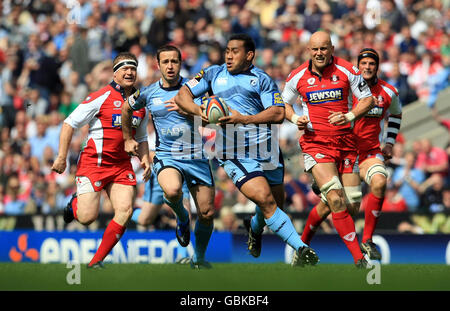 Rugby Union - EDF Energy Trophy Finale - Gloucester / Cardiff Blues - Twickenham. Taufa'AO Filise von Cardiff Blues stellt die Verteidigung von Gloucester während des EDF Energy Trophy Final in Twickenham, London, in den Kampf. Stockfoto