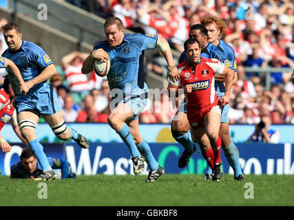 Rugby Union - EDF Energy Trophy Finale - Gloucester / Cardiff Blues - Twickenham. Gethin Jenkins von Cardiff Blues führt die Verteidigung von Gloucester während des EDF Energy Trophy Final in Twickenham, London, an. Stockfoto