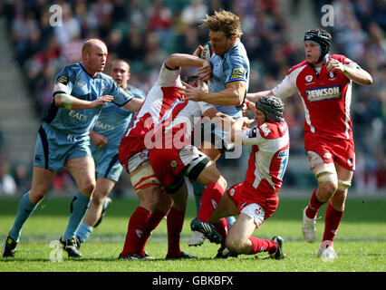 Andy Powell aus Cardiff Gerät beim EDF Energy Trophy Final in Twickenham, London, in das Tackling von Andy Hazell und Anthony Allen aus Gloucester. Stockfoto