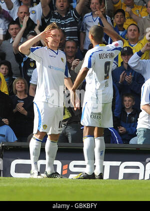 Jermaine Beckford von Leeds United (rechts) und Luciano Becchio (links) grüßen einander, nachdem Becchio im Coca-Cola League One Spiel in Elland Road, Leeds, ihr drittes Tor erzielt hat. Stockfoto