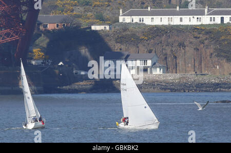 Yachten von Port Edgar Marina segeln unter der Forth Rail Bridge im Firth of Forth bei Edinburgh, Schottland. Stockfoto