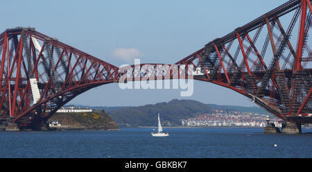 Yachten von Port Edgar Marina segeln unter der Forth Rail Bridge im Firth of Forth bei Edinburgh, Schottland. Stockfoto