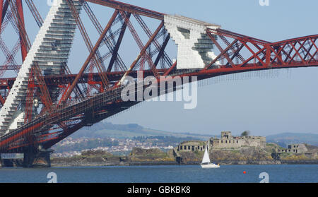 Yachten von Port Edgar Marina segeln unter der Forth Rail Bridge im Firth of Forth bei Edinburgh, Schottland. Stockfoto