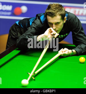 Snooker - Snookerweltmeisterschaften Betfred.com - Tag Zwei - Das Crucible Theater. Mark Selby im Einsatz gegen Ricky Walden während der Snookerweltmeisterschaft Betfred.com im Crucible Theatre, Sheffield. Stockfoto