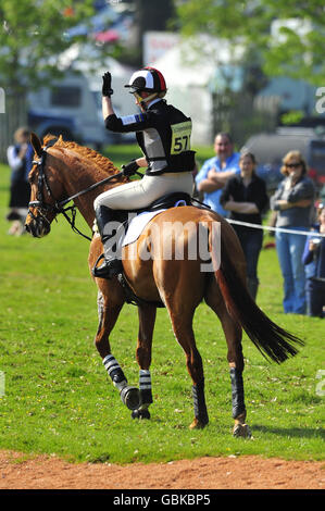 Zara Phillips und ihr Pferd Secret Legacy während der Cross Country Veranstaltung in Powderham Castle Horse Trials in Exeter. Stockfoto