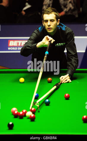 Snooker - Snookerweltmeisterschaften Betfred.com - Tag Zwei - Das Crucible Theater. Mark Selby im Einsatz gegen Ricky Walden während der Snookerweltmeisterschaft Betfred.com im Crucible Theatre, Sheffield. Stockfoto