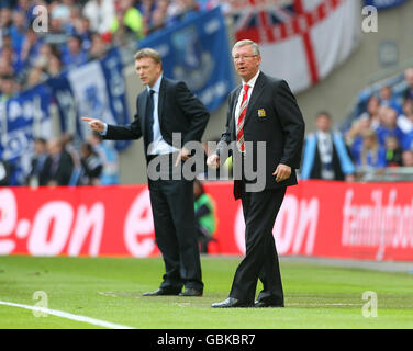 Fußball - FA Cup - Halbfinale - Manchester United gegen Everton - Wembley Stadium. Everton-Manager David Moyes (links) und Manchester United-Manager Alex Ferguson (rechts) an der Touchline Stockfoto