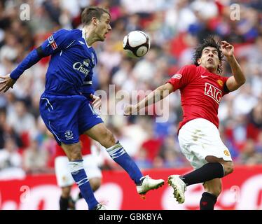 Everton's Phil Neville) und Manchester United's Carlos Tevez (rechts) in Aktion Stockfoto