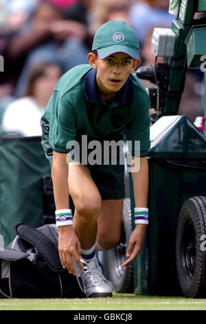 Tennis, Wimbledon 2004, Erste Runde. Ein Balljunge Stockfoto