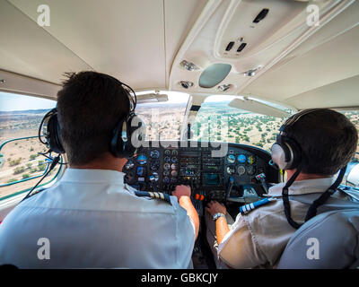 Zwei Piloten im Cockpit, Steuerung der kleine Flugzeuge Cessna 406, Namibia Stockfoto