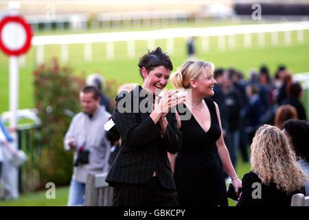 Pferderennen - Kempton Park - Mittwochabend ist Race Night Meeting. Racegoers genießen einen Abend in der Ladies Night im Kempton Park Stockfoto