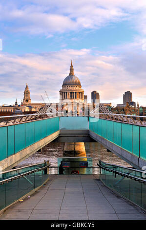 Die Millennium Brücke über der Themse, im Morgen, London, England, Vereinigtes Königreich, Europa