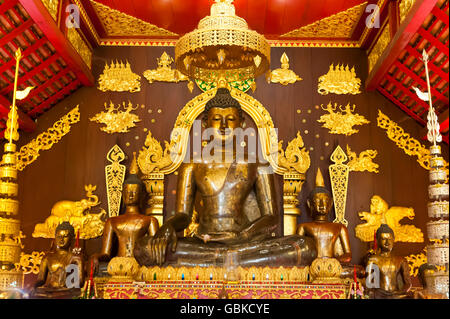 Heilige Buddha-Statue im Ubosoth oder Bot, Tempel Komplex Wat Phra Kaew, Chiang Rai, Provinz Chiang Rai, Nordthailand Stockfoto