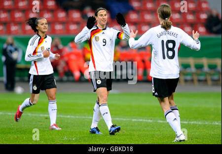 Birgit Prinz zusammen mit Kerstin Garefrekes und Fatmire Bajramaj, internationalen Frauenfußball übereinstimmen, Deutschland - Nigeria 8:0 Stockfoto