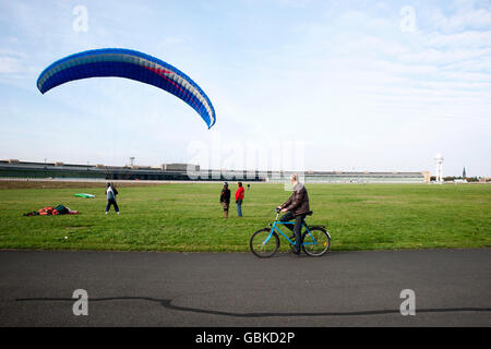 Paragliding auf dem Gelände des ehemaligen Flughafens Tempelhof, Berlin Stockfoto