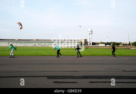 Inline-Skater und Kite skating auf dem Gelände des ehemaligen Flughafens Tempelhof, Berlin Stockfoto