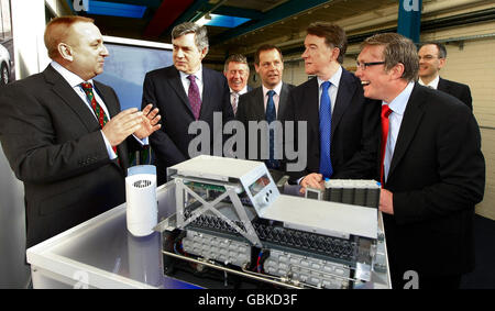 Premierminister Gordon Brown, Wirtschaftsminister Lord Mandelson und Phil Rose (rechts) werden von Jon Moore (links) im Innovationszentrum der Loughborough University die Brennstoffzellentechnologie gezeigt. Stockfoto