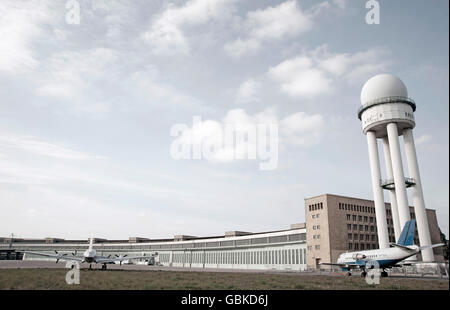 Radarturm und alte Flugzeuge auf dem Gelände des ehemaligen Flughafens Tempelhof, Berlin Stockfoto