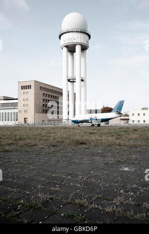 Radarturm und ein altes Flugzeug auf dem Gelände des ehemaligen Flughafens Tempelhof, Berlin Stockfoto