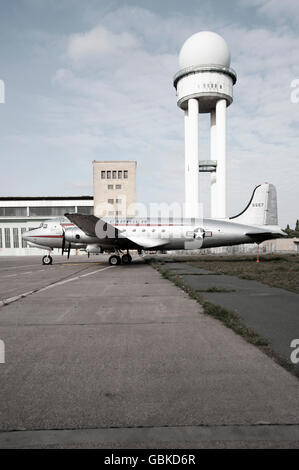 Radarturm und ein altes Flugzeug auf dem Gelände des ehemaligen Flughafens Tempelhof, Berlin Stockfoto