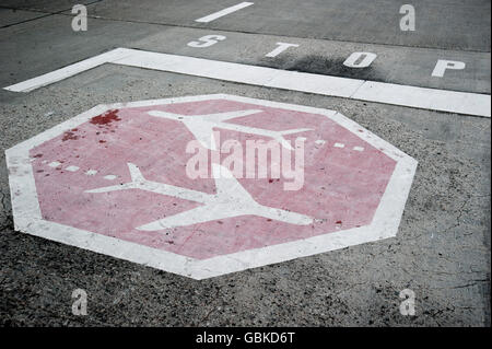 Markierungen, stoppen und Flugverkehr auf dem Gelände des ehemaligen Flughafens Tempelhof, Berlin Stockfoto