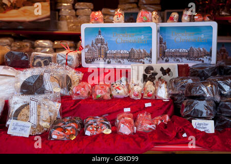 Christstollen auf einen Stand der "Striezelmarkt" Weihnachtsmarkt Marktplatz, Altmarkt, Dresden, Sachsen Stockfoto